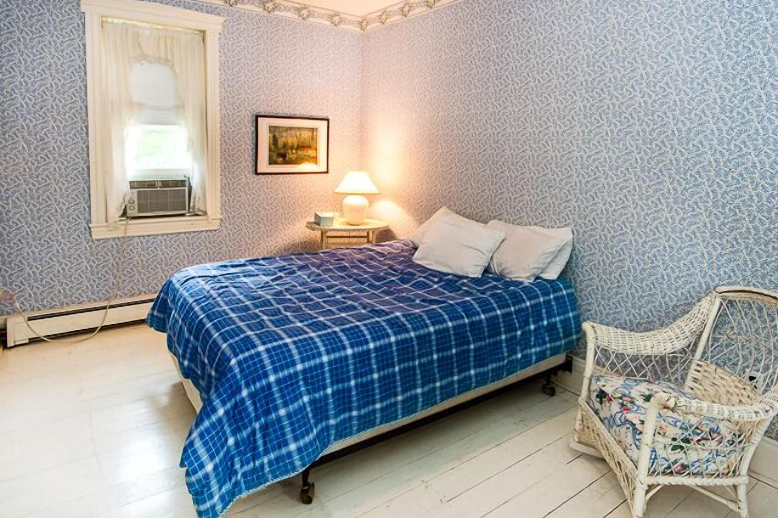 3 bedrooms, desk, iron/ironing board, travel crib