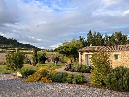 Pretty cottage in the countryside in a mas in Provence