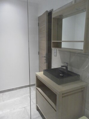 Dusche, Haartrockner, Toilettenpapier