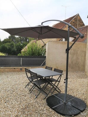 Outdoor dining - Lakeside Eguzon-Chantome, charming Cottage *** ideal 2/4 people, beach 500m (Saint-Plantaire)