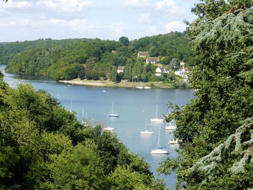 Lakeside Eguzon-Chantome, charming Cottage *** ideal 2/4 people, beach 500m
