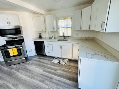 Pet-Friendly Condo in Cape May Historic District - 2 Bedroom with AC and Kitchen