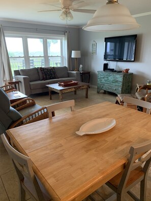 Een televisie en een dvd-speler