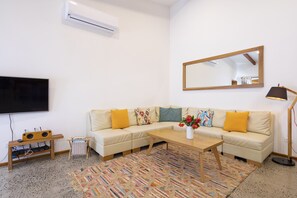 TV, books - Tropical Boutique Sunrise Villa Walk to the beach (santa teresa)