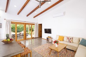 TV, books - Tropical Boutique Sunrise Villa Walk to the beach (santa teresa)