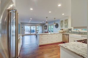 Grand réfrigérateur, micro-ondes, four, plaque de cuisson