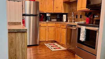 Réfrigérateur, micro-ondes, plaque de cuisson, lave-vaisselle