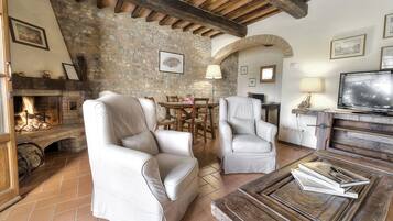 Fernseher, Kamin, Tischfußball, Stereoanlage