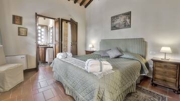 2 Schlafzimmer, Zimmersafe, Schreibtisch, Bügeleisen/Bügelbrett