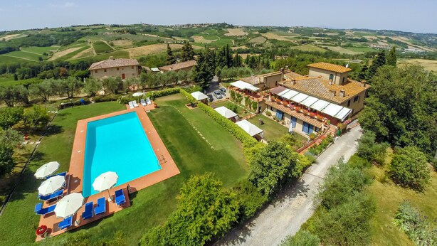 A large swimming pool with sun loungers, a tennis court, and a view of rolling hills. - Tuscan Apart for 4/5 persons, WIFI, AIR-CO, SW-POOL, all comforts in the country (Montespertoli)