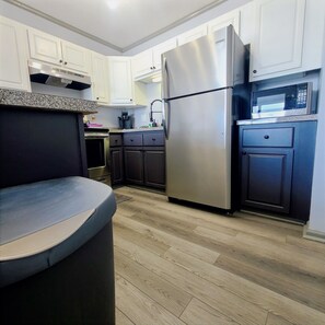 ثلاجة، ميكروويف، فرن، موقد طهي مسطح