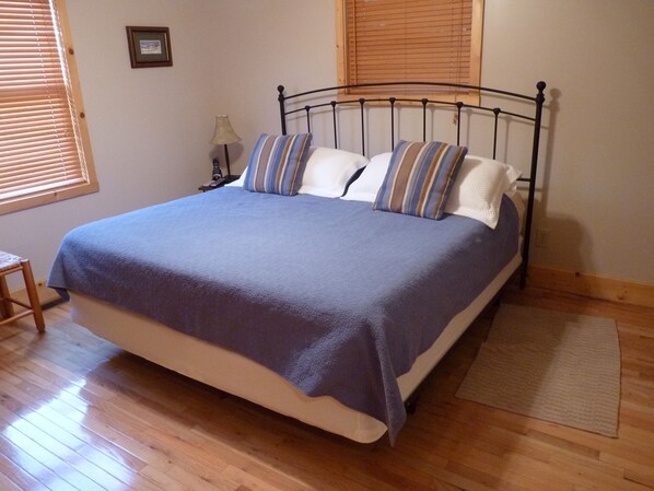 2 slaapkamers, een strijkplank/strijkijzer, wifi, beddengoed