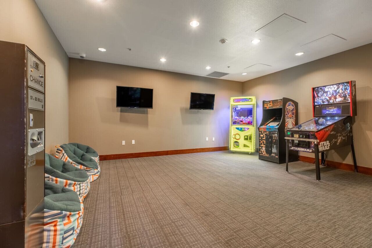 Una camera d'albergo con poltrone sacco, un cambio valuta e giochi arcade, tra cui uno a tema Star Wars.
