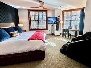 2 chambres, bureau, fer et planche à repasser, lit de bébé portatif