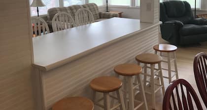 Beautiful Cozy Cottage in Assembly Park.