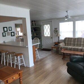 Smart TV, DVD player, books, music library - Beautiful Cozy Cottage in Assembly Park. (Delavan)