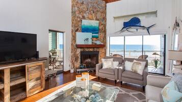 Televisor intel·ligent, llar de foc, llibres i biblioteca musical