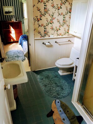 Dusj, hårføner og håndklær