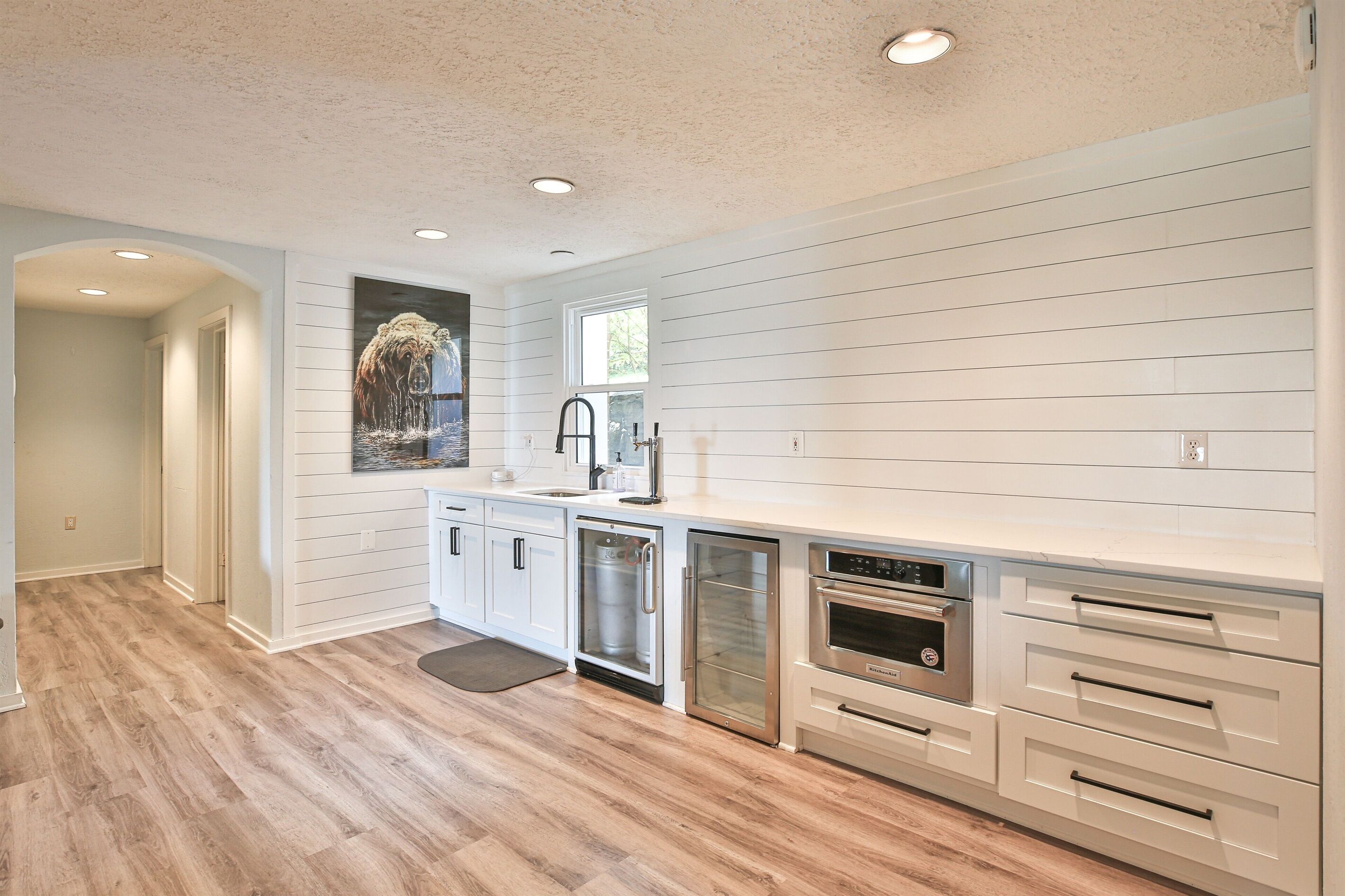 Jääkaappi, mikroaaltouuni, uuni, liesi