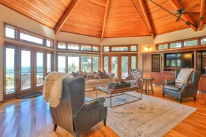 Smart TV, chimenea y libros