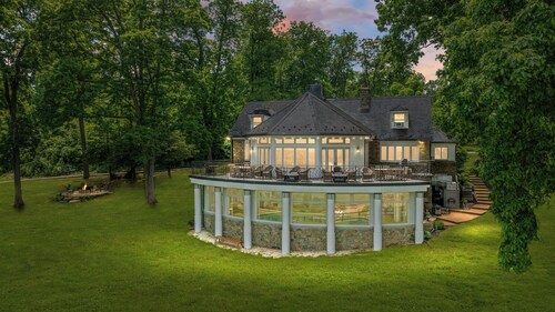 Henkeäsalpaavat näkymät omalla uima-altaalla, tulevat pakenemaan kanssamme