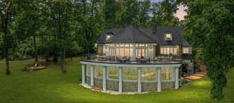 Impresionantes vistas con una piscina privada cubierta, venga a escapar con nosotros.