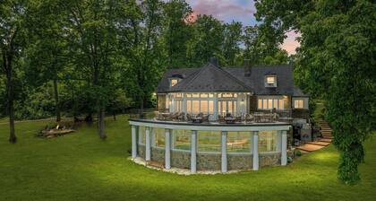 Henkeäsalpaavat näkymät omalla uima-altaalla, tulevat pakenemaan kanssamme