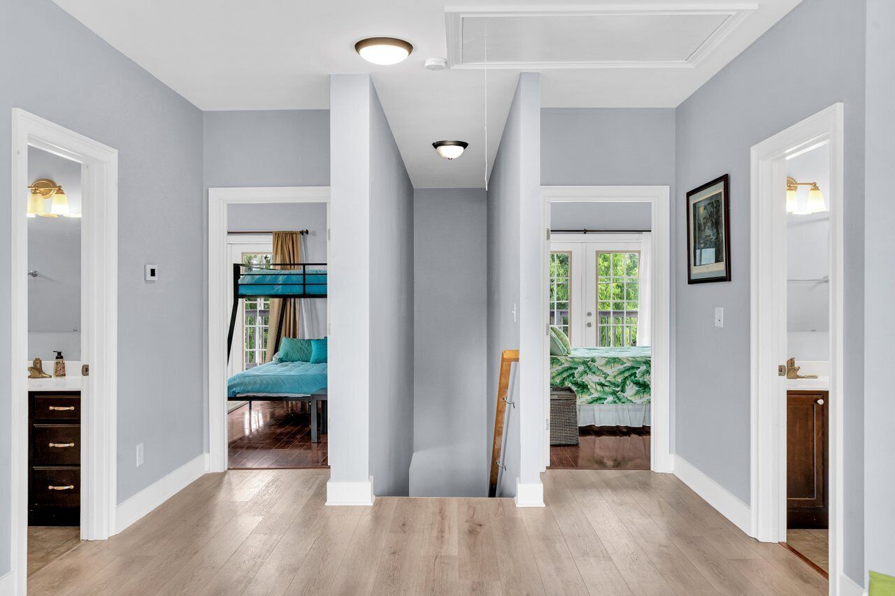 3 soverom, skrivebord, strykejern/-brett og reiseseng for barn