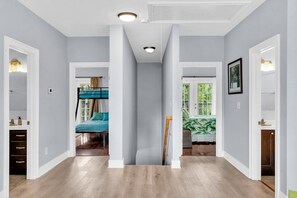 3 makuuhuonetta, työpöytä, silitysrauta/-lauta, vauvan matkasänky