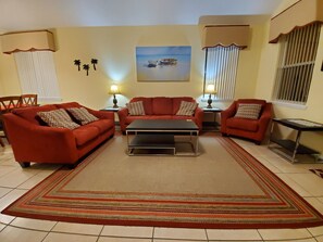 Smart TV, lettore DVD, libri, videoteca