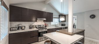 Cinco dormitorios y cuatro baños condominio superior en la playa con aire acondicionado.