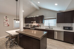 Frigorífic, microones, forn i placa de cuina 