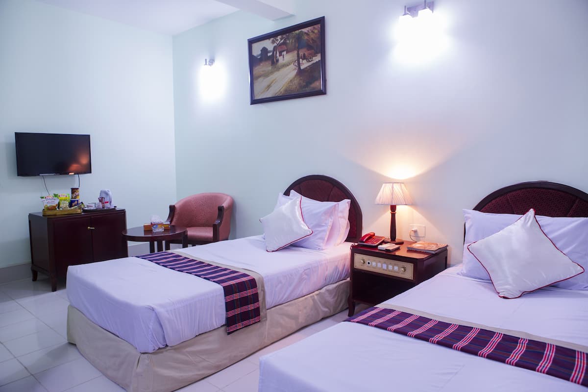Executive Double Room | Minibar, desk, WiFi (free), bed sheets