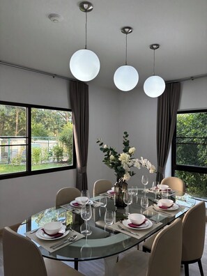 Two-Bedroom Luxury Suite | Restauration dans la chambre