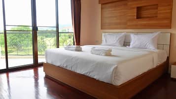 One-Bedroom Suite | 2 多间卧室、办公桌、笔记本电脑工作区、遮光窗帘