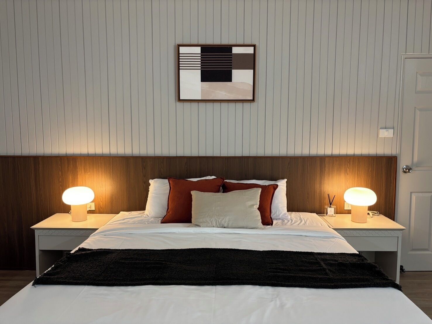 Two-Bedroom Luxury Suite | บริเวณนั่งเล่น | ทีวี 50 นิ้ว พร้อมช่องดิจิตอล