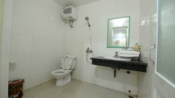 Shower, rainfall showerhead, free toiletries, hair dryer