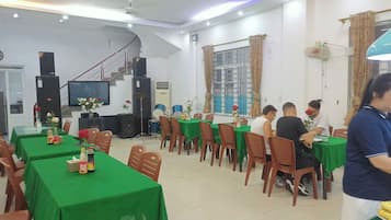 Breakfast, lunch, dinner served; local and international cuisine