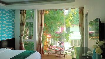 Family Room | Minibar, desk, blackout curtains, soundproofing