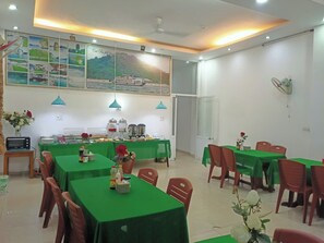 Phục vụ bữa sáng, bữa trưa, bữa tối, món địa phương và quốc tế 