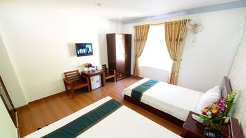 Trippelrum | Minibar, skrivbord, mörkläggningsgardiner och ljudisolering