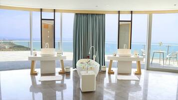 Royal Suite with 270 Degree Sea View | Bathroom | Separate tub and shower, free toiletries, hair dryer, bathrobes