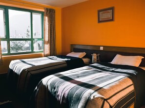 Desk, free WiFi, bed sheets - Mountain Lodges of Nepal - Lukla (Lukla)