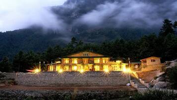 Majoituspaikan julkisivu illalla/yöllä