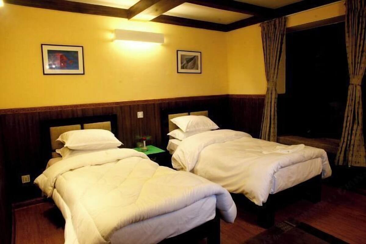 Een bureau, gratis wifi, beddengoed
