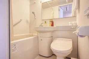 Habitación Deluxe con 2 camas individuales | Baño | Ducha, artículos de higiene personal gratuitos y secador de pelo