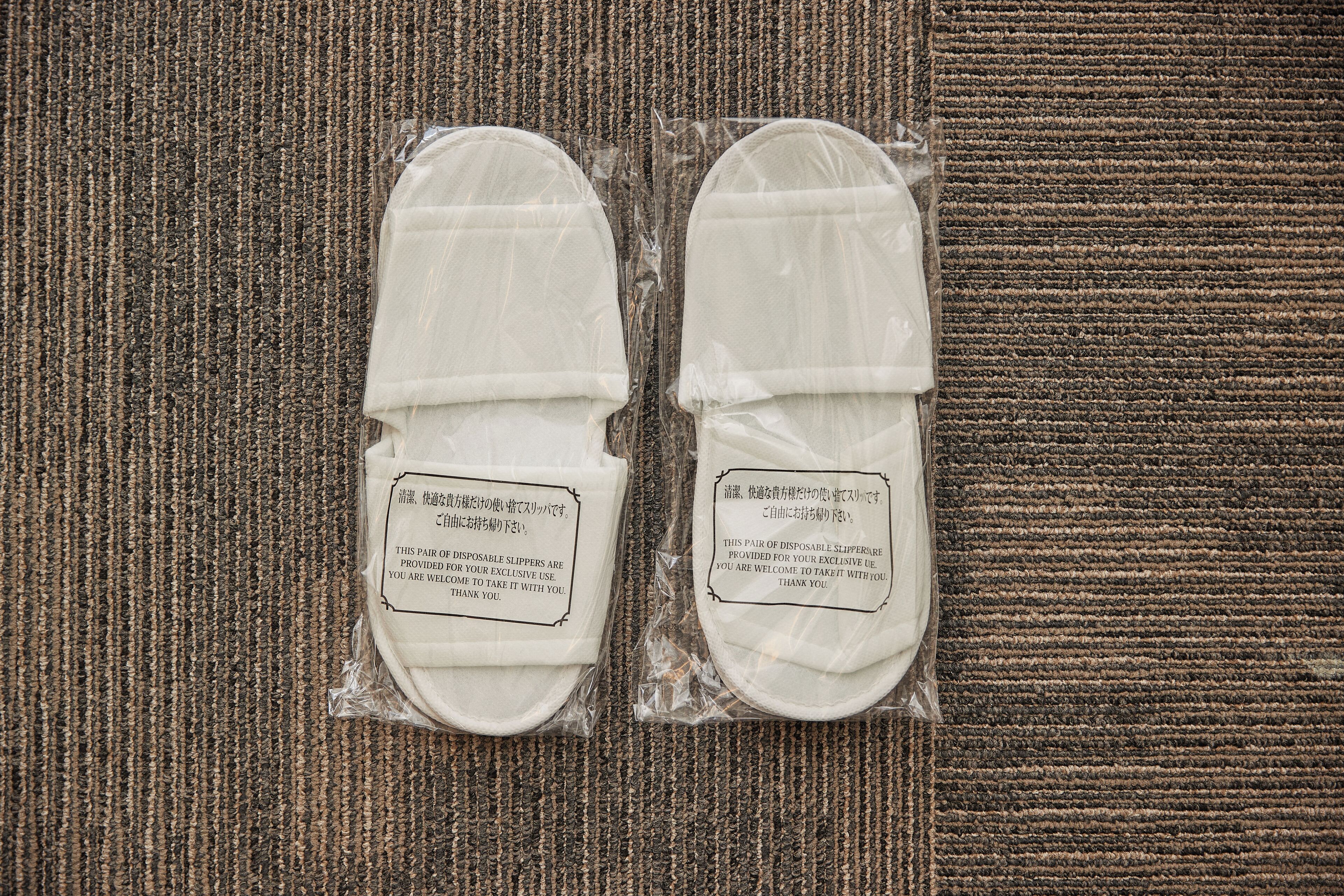 deluxe twin room | in-room safe, desk, free wifi, bed sheets