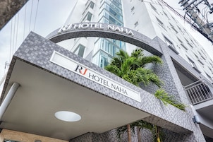 La entrada del Hotel RJ Naha, con un arcoado de azulejos y un letrero encima.