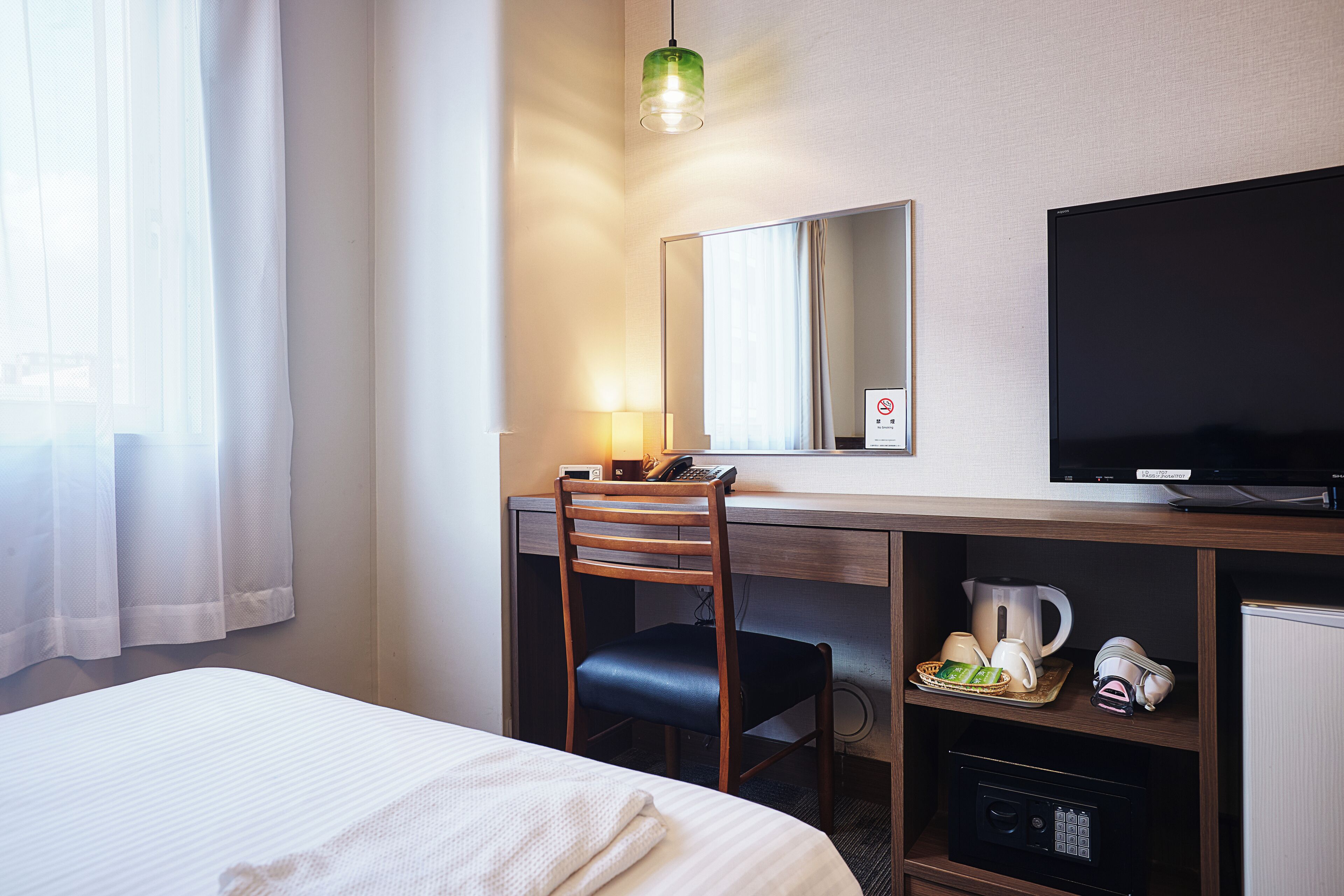 deluxe twin room | in-room safe, desk, free wifi, bed sheets