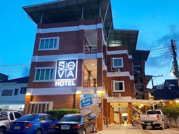 Un hotel con un letrero destacado que dice "SIEVA HOTEL" y un anuncio que ofrece "Alquiler Mensual" por 3500 al mes.